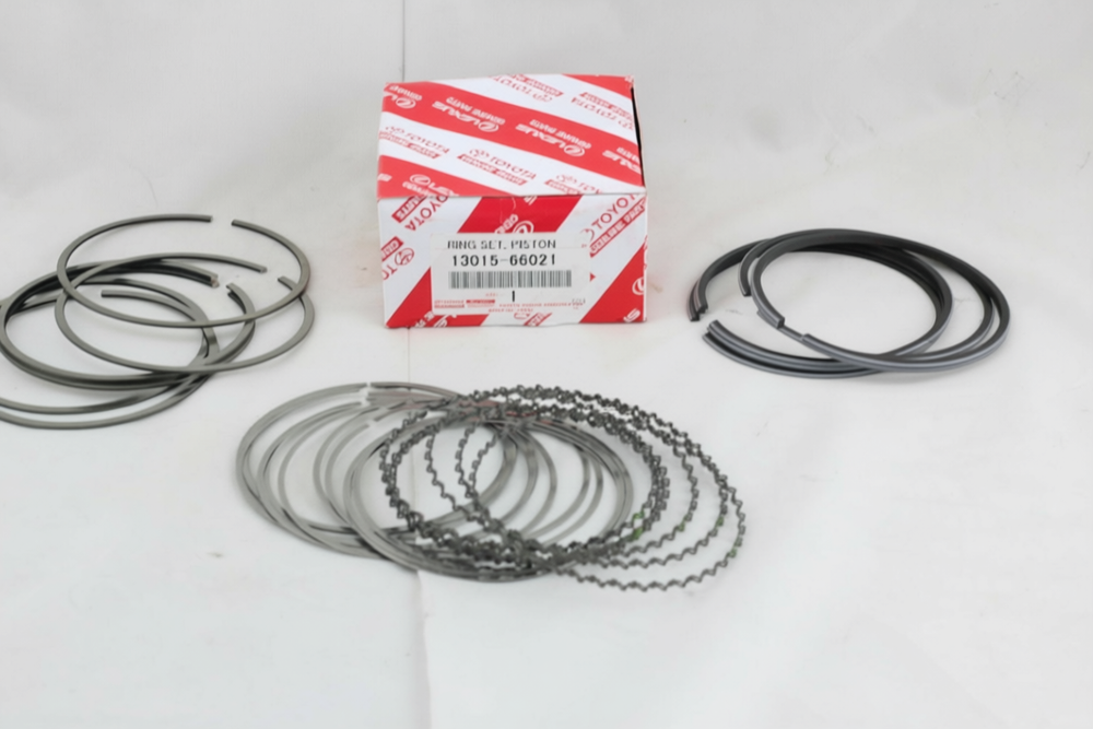 Toyota 1301566021 Ring set, piston