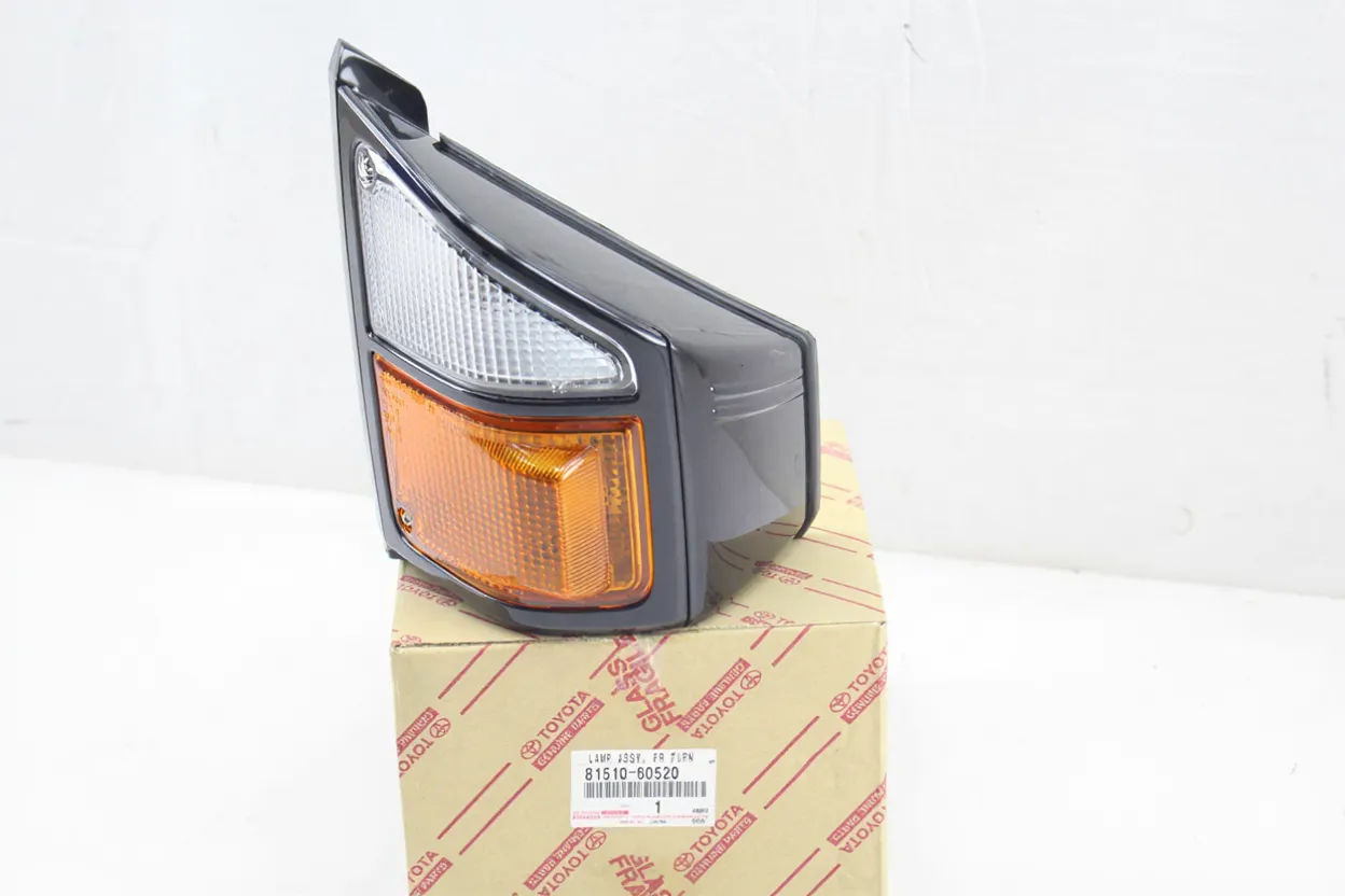 LAMP ASSY, FRONT TURN SIGNAL, RH, Part number: 8151060520