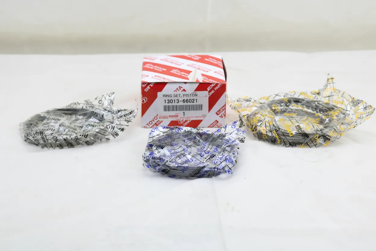Toyota 1301566021 Ring set, piston